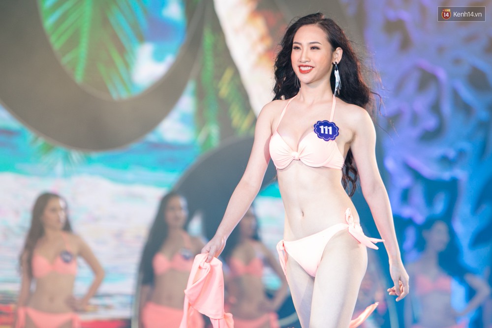 Thí sinh Hoa hậu Biển vấp váy, té ngã trên sân khấu được gọi tên vào Top 40 trong đêm Bán kết Thí sinh Hoa hậu Biển vấp váy, té ngã trên sân khấu được gọi tên vào Top 40 trong đêm Bán kết